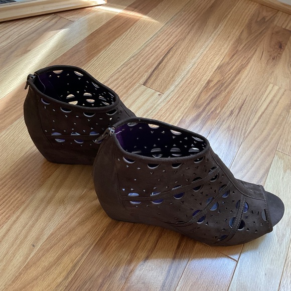 VANELI Laser cut out Peep Toe Booties, Size 10 - Picture 2 of 8